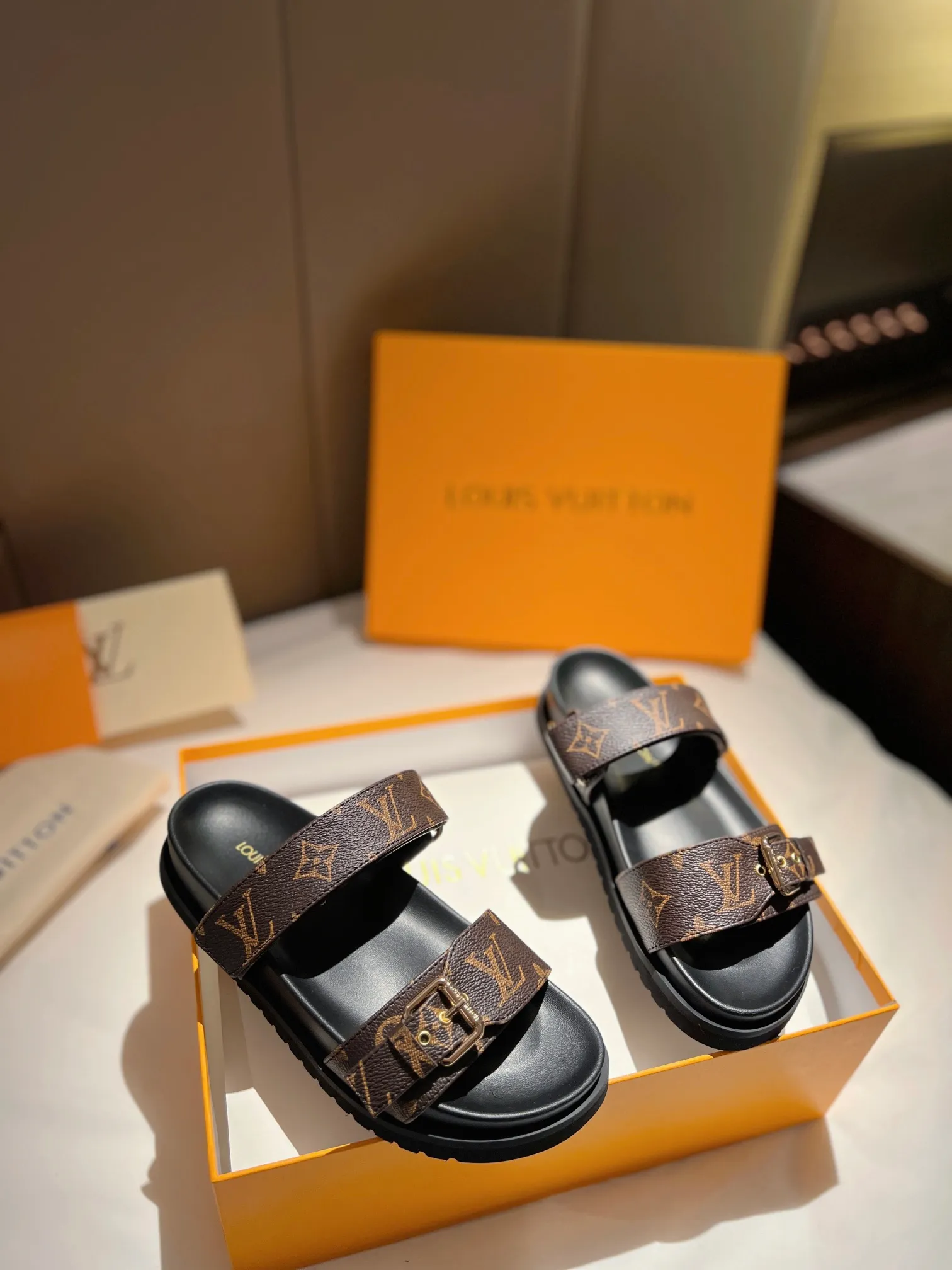 👟👟Ex-factory price P👟👟Ex-factory price P380👟👟 LV | Louis Vuitton ²⁰²³ 𝐬𝐬 🧡💚2023 spring and summer new style top version⚠️ The counter features the latest hot-selling slippers, hard goods are new🆕 ❥Purchase level! Full of high-end feel! A popular model among bloggers at home and abroad, it’s retro and fashionable and looks amazing on your feet! Mainly recommended model on the official website★ ━━━━━ ЅᏇєєt ━━━━━ ▪️Upper: original custom-made presbyopic fabric ▪️Lining: imported sheep leather ▪️Outsole: original ultra-light foam sole ▪️Shoe size: 35 to 43